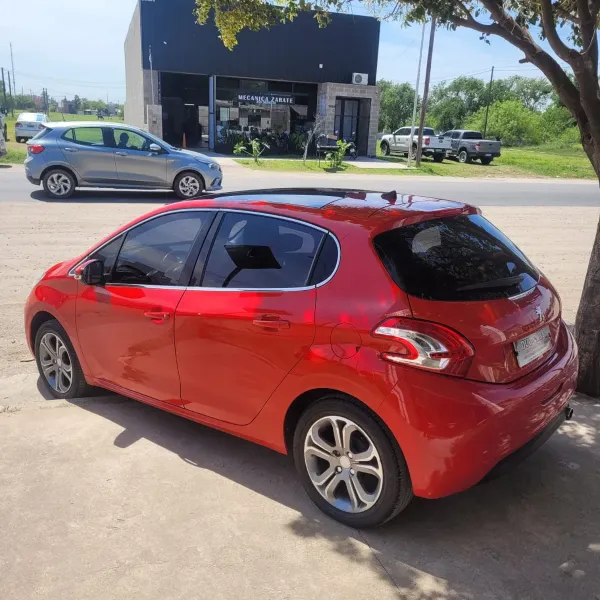 Foto de Peugeot 208 Feline Pack Cuir 1.6 2016