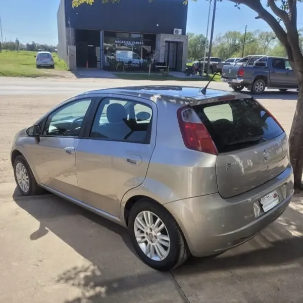 Foto de Fiat Punto Attractive 1.4 2011